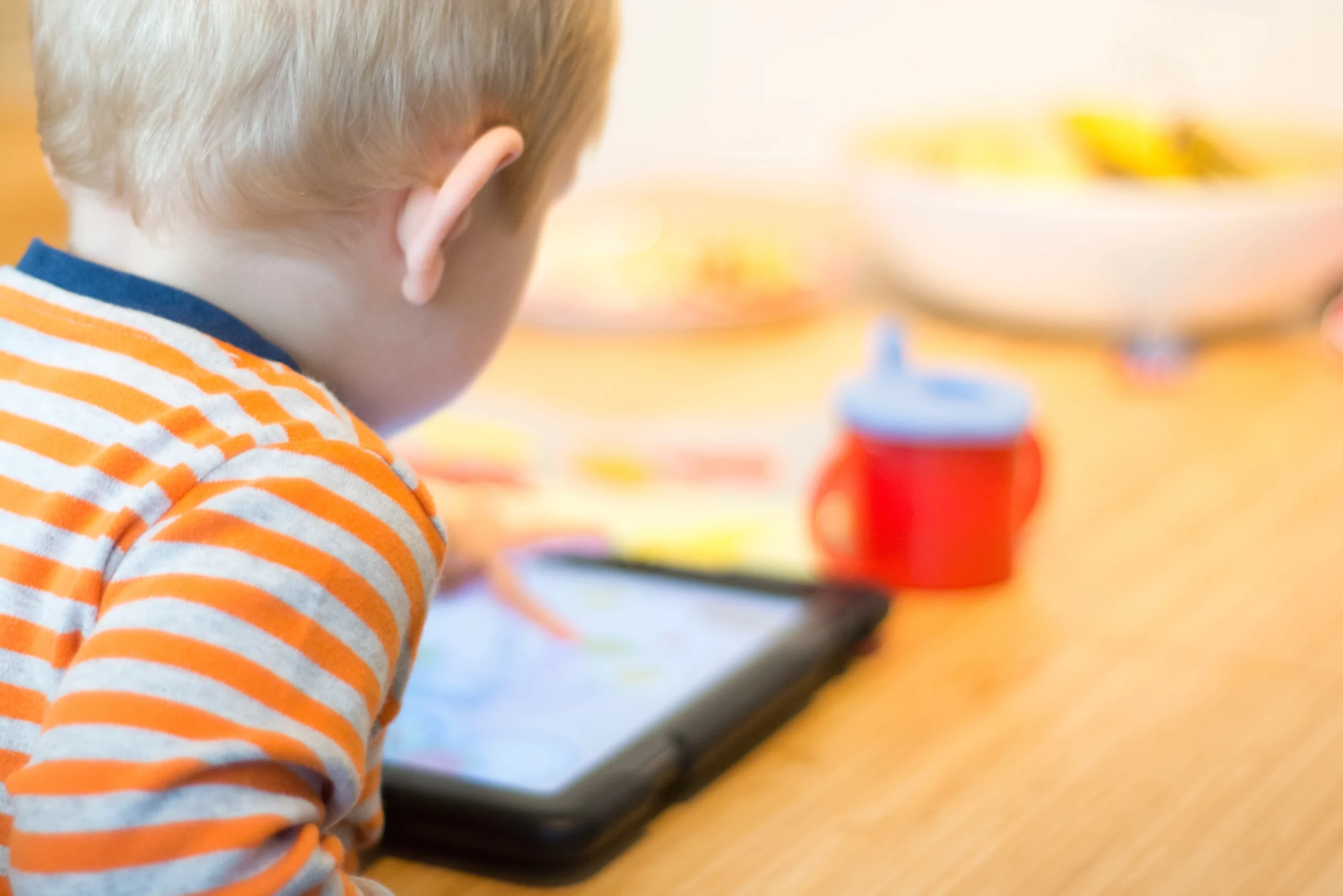 Ecrans et enfants : l'impact de l'utilisation en crèche Jeune enfant jouant sur une tablette