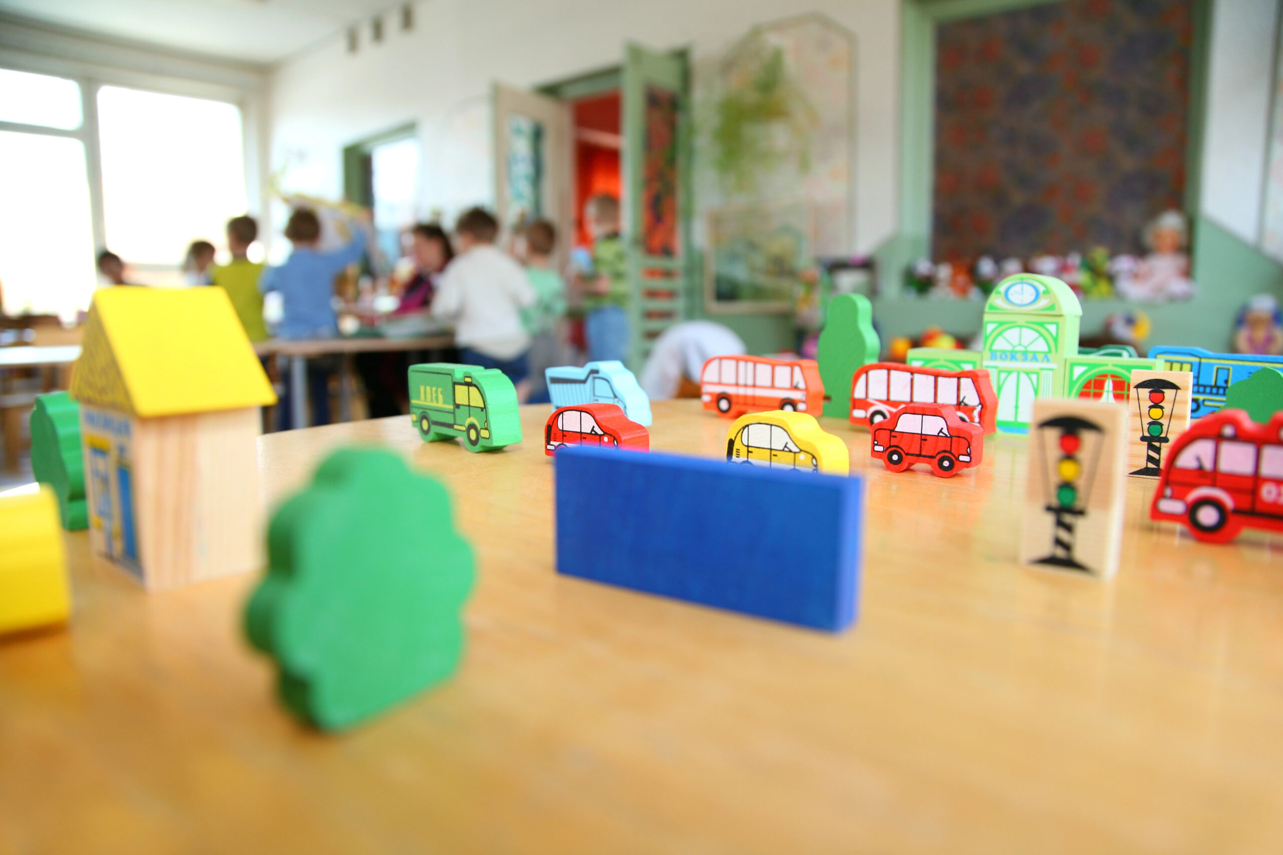 Des enfants jouent en crèche. Comment éviter la maltraitance en crèche pour renforcer la qualité d'accueil ?