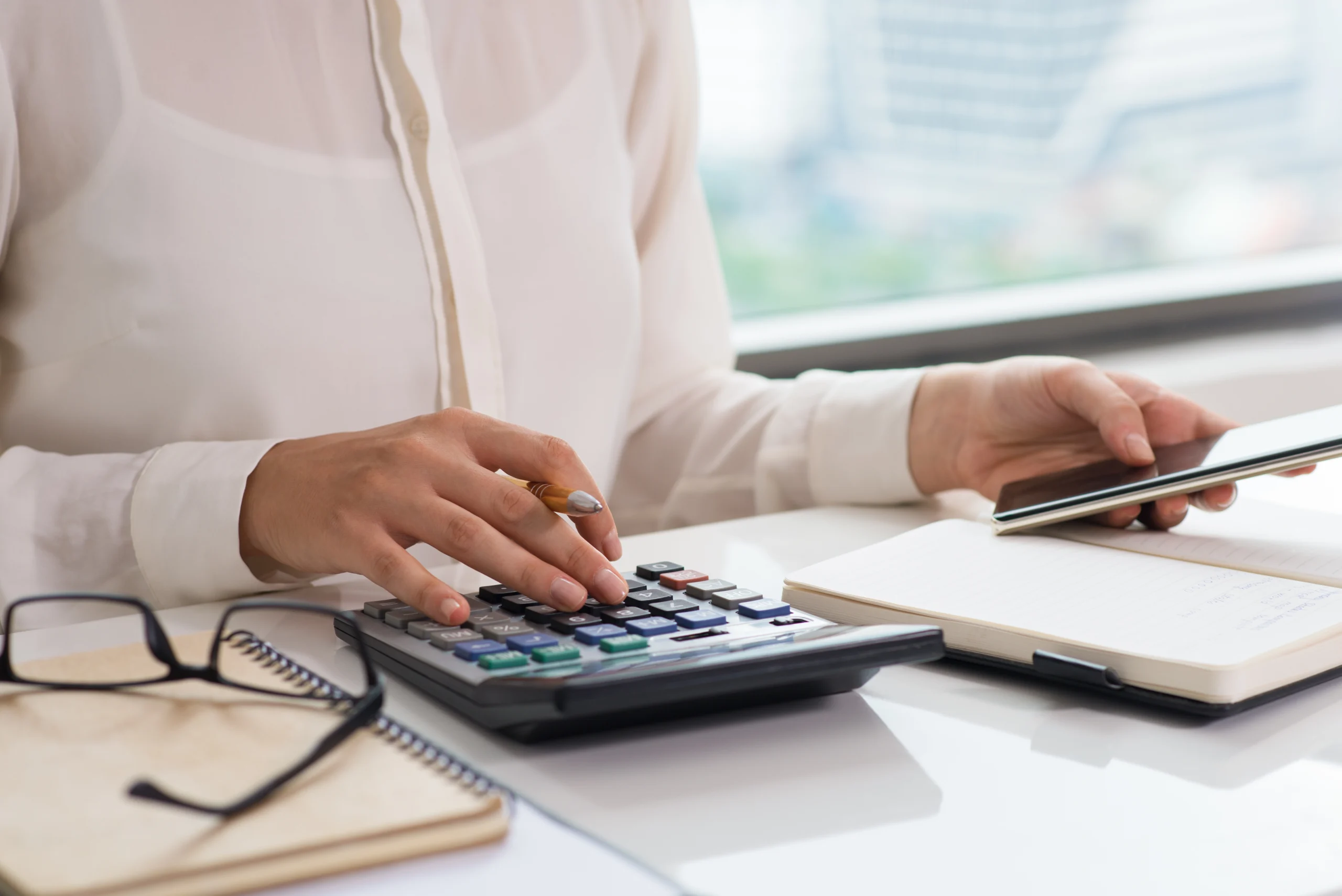 Proratisation de l'aide à l'apprentissage 2025 : une femme réalise des calculs avec une calculatrice