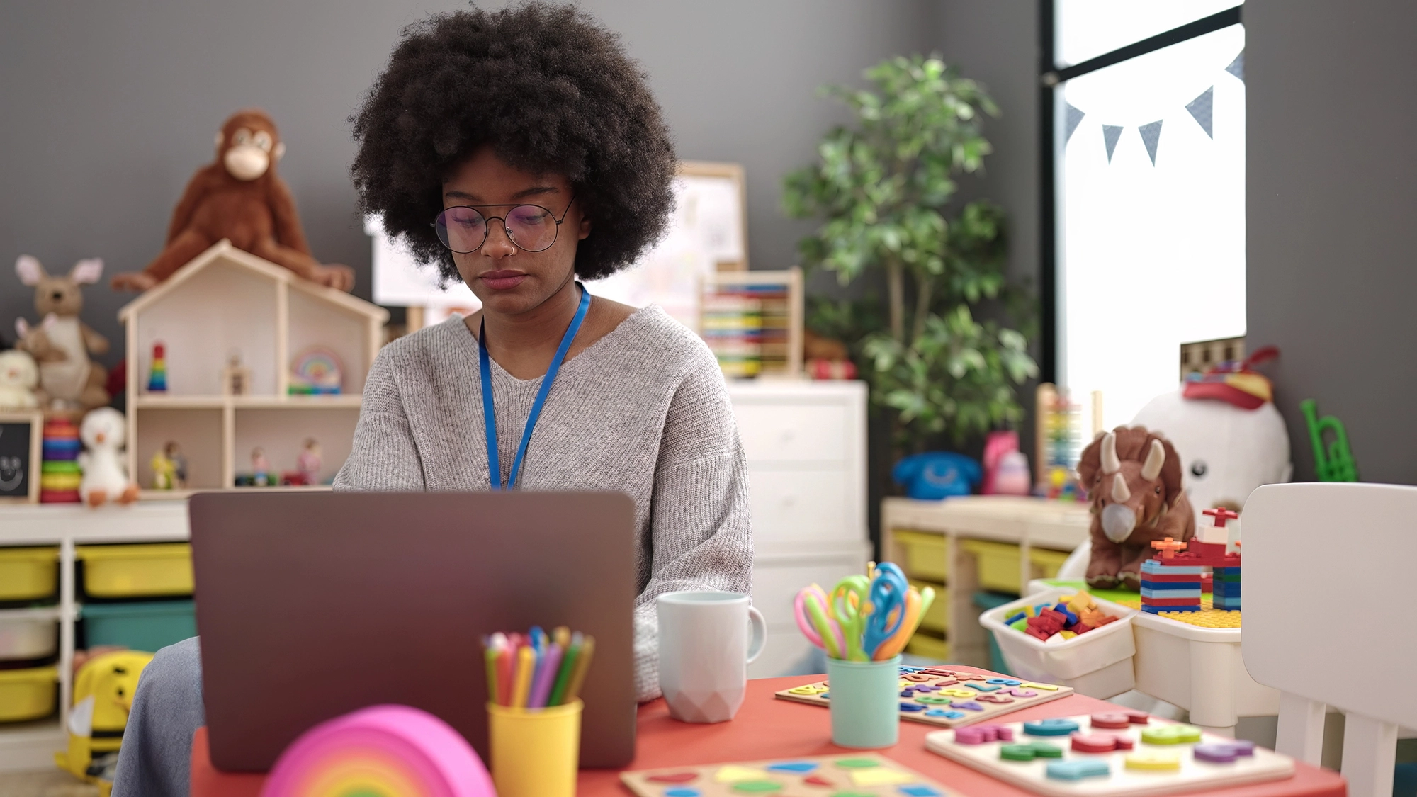 Attestation d'honorabilité pour les professionnels de la petite enfance : une femme qui travaille en crèche fait sa demande en ligne