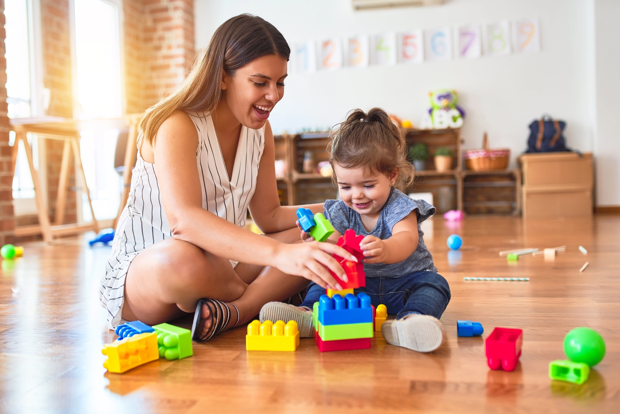 Alternance petite enfance Alsace : Une femme joue avec un enfant.