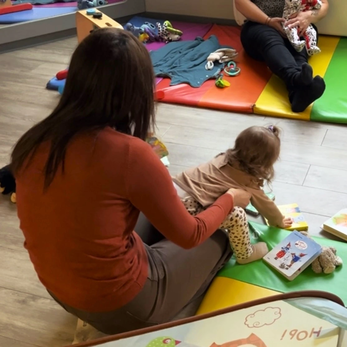 Elodie, apprentie Accueillant Éducatif, s'occupe d'une petite fille